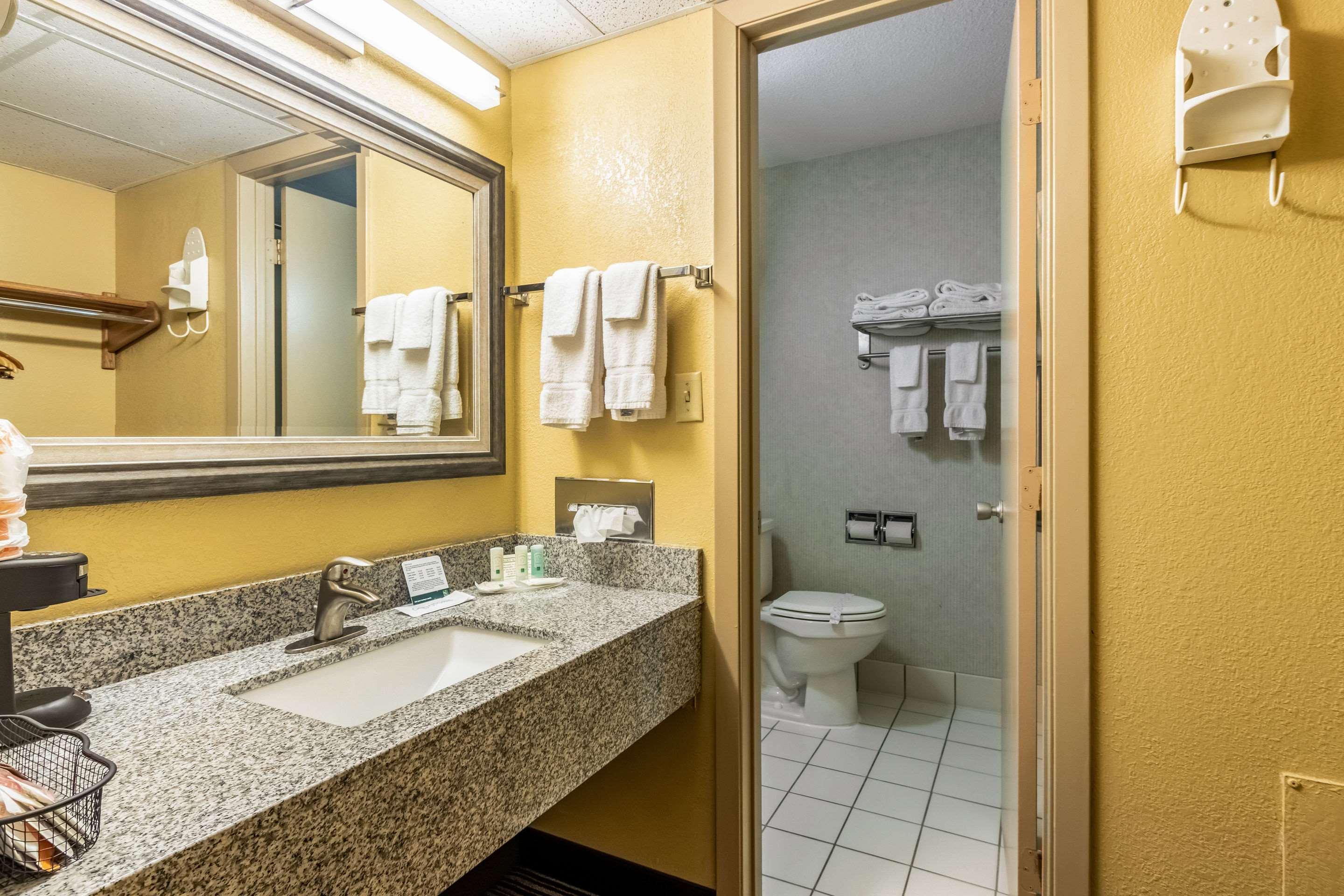 Quality Inn Newton At I-80 Esterno foto