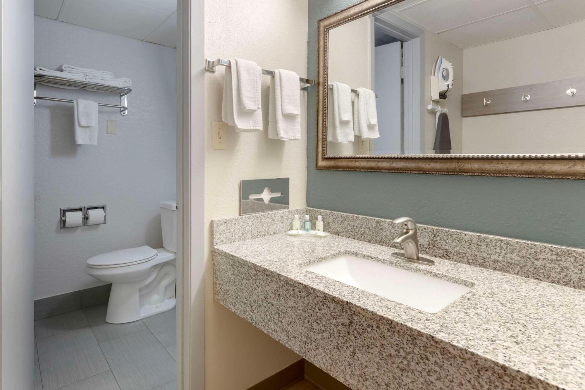Quality Inn Newton At I-80 Esterno foto