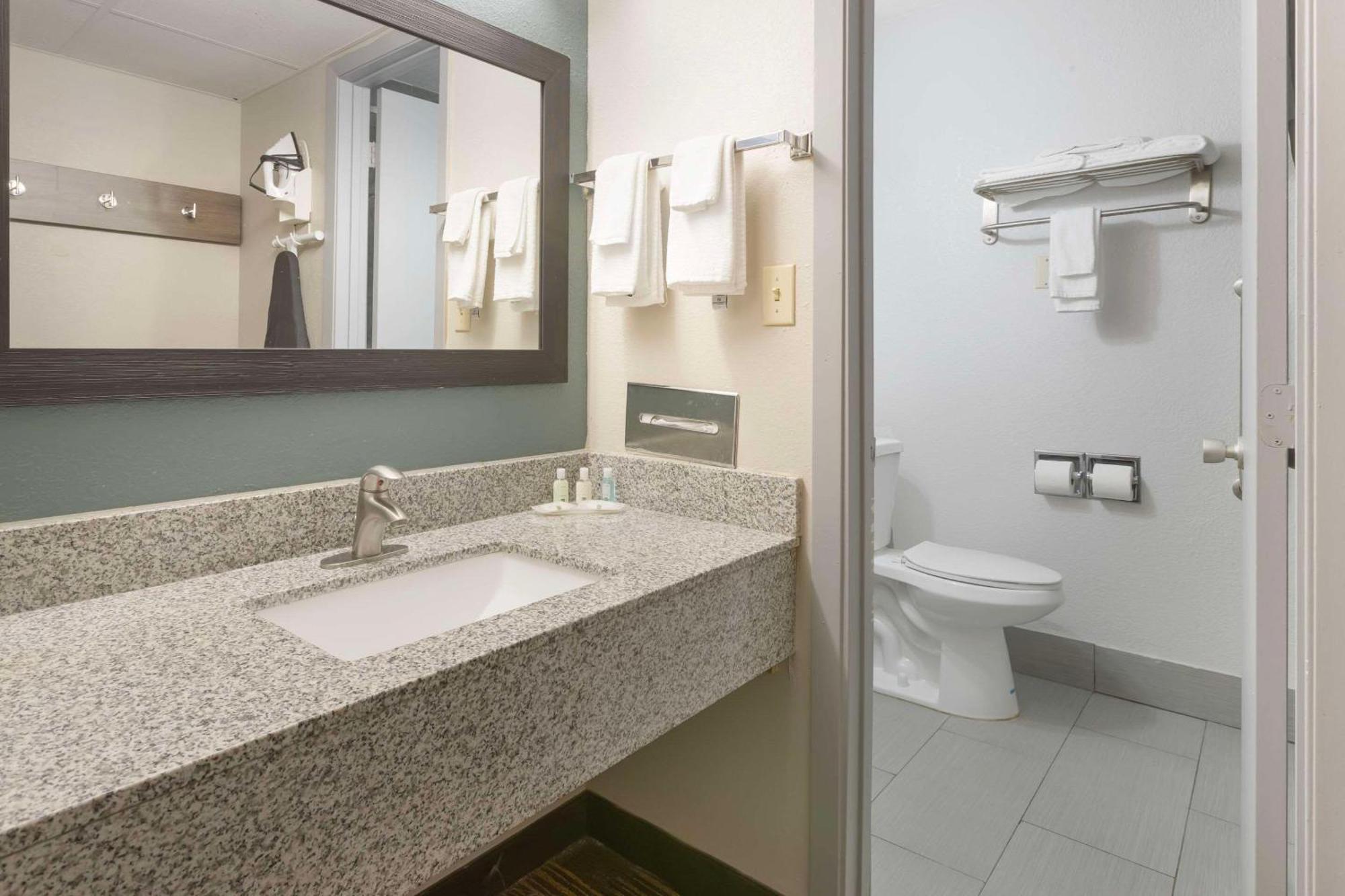 Quality Inn Newton At I-80 Esterno foto
