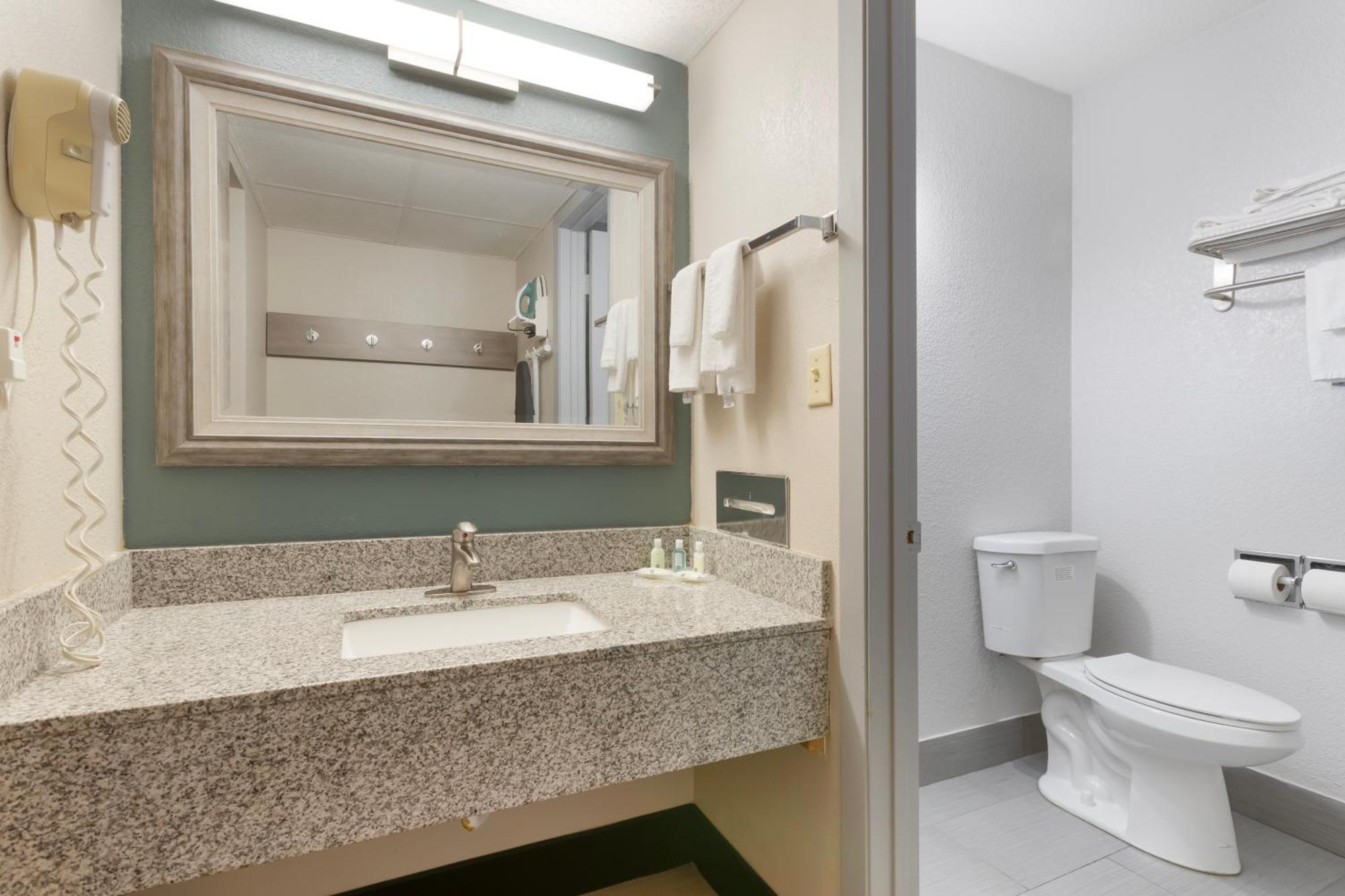 Quality Inn Newton At I-80 Esterno foto