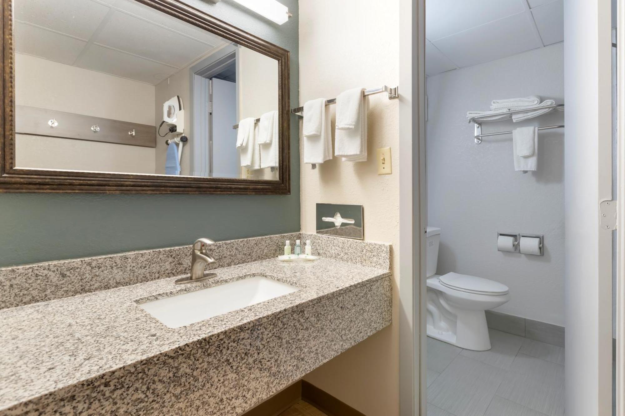 Quality Inn Newton At I-80 Esterno foto